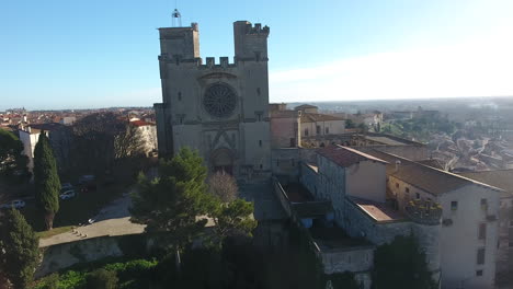 Pista-Aérea-De-Drones-Hacia-La-Catedral-De-Béziers-Día-Soleado